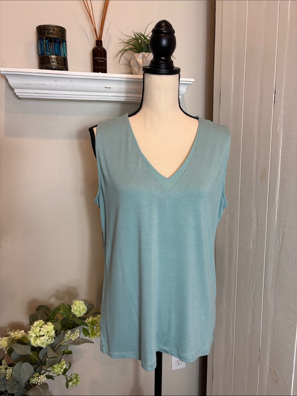 Ann Taylor Factory Sleeveless V-Neck Tank in Aqua